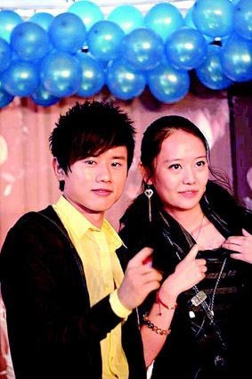 Nam ca sỹ Trương Kiệt và fan nữ kéo cổ áo đòi được ký tên vào ngực